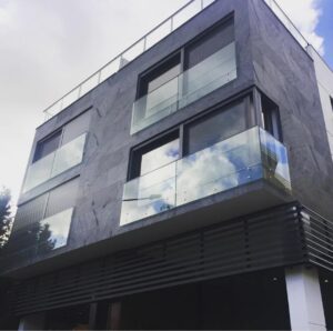 buiten gevel bekleding zwart